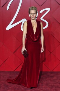 GillianAnderson2023TheFashionAwards5.jpg