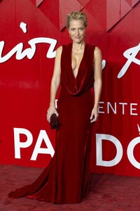 GillianAnderson2023TheFashionAwards8.jpg