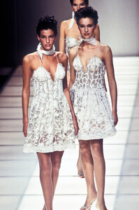 GiorgioArmani1995WomenRTW138.thumb.jpg.74a12f25ecfc11b7f7d88c19b39e7f4b.jpg