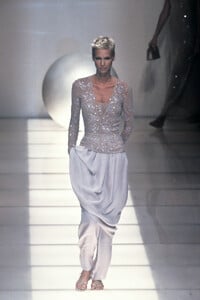 GiorgioArmani1997WomenRTW119.thumb.jpg.762f728c2c0fa163265c0e9bba63eea9.jpg