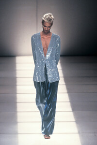 GiorgioArmani1997WomenRTW12.thumb.jpg.1a458d9e78092cb6a699c08fdb18aee1.jpg