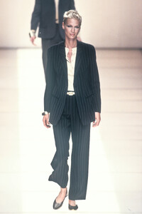 GiorgioArmani1997WomenRTW25.thumb.jpg.18ebe6e050a7c3f089e44c80613e9b49.jpg