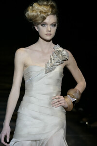 GiorgioArmaniPrive2008HauteCouture245.thumb.jpg.e0fc6b12047d58ad8a0eca0ebd8799fd.jpg