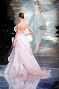 GiorgioArmaniPrive2010HauteCouture220.thumb.jpg.dd99eea3cdac405b3efb08a617d4a3cf.jpg