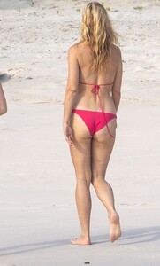 Gwyneth-Paltrow-Bikini-04.jpg