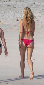 Gwyneth-Paltrow-Bikini-20.jpg