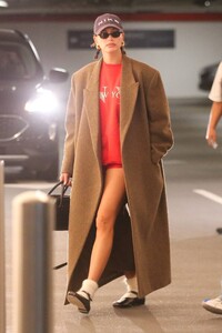 Hailey-Bieber---Arriving-at-the-doctors-appointment-in-Los-Angeles-05.jpg