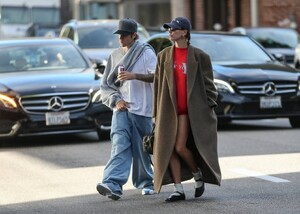 Hailey-Bieber---Arriving-at-the-doctors-appointment-in-Los-Angeles-09.jpg