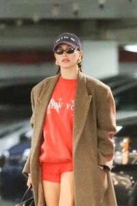 Hailey-Bieber---Arriving-at-the-doctors-appointment-in-Los-Angeles-11.jpg