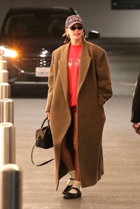 Hailey-Bieber---Arriving-at-the-doctors-appointment-in-Los-Angeles-14.jpg