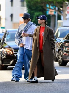 Hailey-Bieber---Arriving-at-the-doctors-appointment-in-Los-Angeles-20.jpg