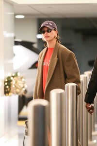 Hailey-Bieber---Arriving-at-the-doctors-appointment-in-Los-Angeles-28.jpg