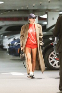 Hailey-Bieber---Arriving-at-the-doctors-appointment-in-Los-Angeles-32.jpg