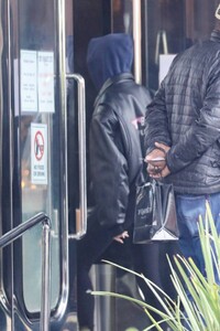 Hailey-Bieber---Shopping-at-XIV-Karats-in-Los-Angeles-06.jpg