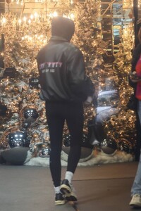 Hailey-Bieber---Shopping-at-XIV-Karats-in-Los-Angeles-10.jpg