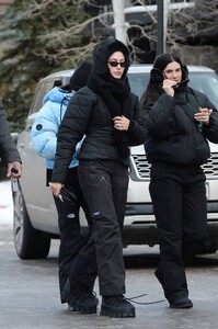 Hailey-Bieber---Snowboarding-candids-in-Aspen---Colorado-05.jpg