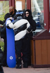 Hailey-Bieber---Snowboarding-candids-in-Aspen---Colorado-07.jpg