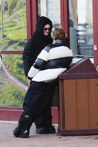 Hailey-Bieber---Snowboarding-candids-in-Aspen---Colorado-23.jpg