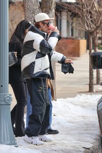 Hailey-Bieber---Steps-Out-for-breakfast-in-Aspen-01.jpg