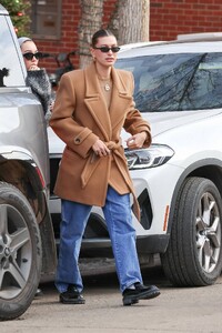 Hailey-Bieber---Steps-Out-for-breakfast-in-Aspen-02.jpg