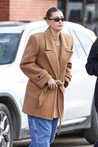 Hailey-Bieber---Steps-Out-for-breakfast-in-Aspen-03.jpg