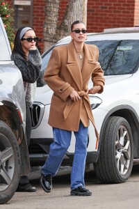 Hailey-Bieber---Steps-Out-for-breakfast-in-Aspen-07.jpg