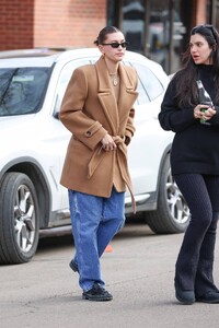 Hailey-Bieber---Steps-Out-for-breakfast-in-Aspen-09.jpg