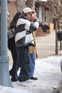 Hailey-Bieber---Steps-Out-for-breakfast-in-Aspen-10.jpg