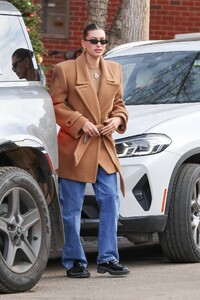 Hailey-Bieber---Steps-Out-for-breakfast-in-Aspen-12.jpg