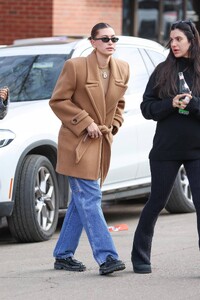 Hailey-Bieber---Steps-Out-for-breakfast-in-Aspen-22.jpg