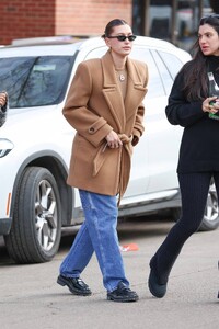 Hailey-Bieber---Steps-Out-for-breakfast-in-Aspen-23.jpg