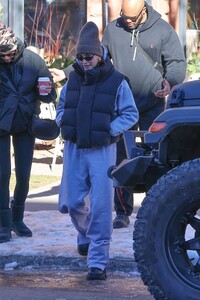 Hailey-Bieber---Steps-out-for-breakfast-in-Aspen-02.jpg