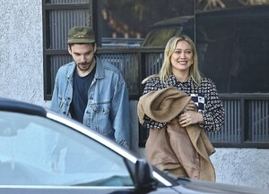 Hilary-Duff---With-Matthew-Koma-enjoy-a-lunch-outing-in-style-in-Studio-City-02.jpg