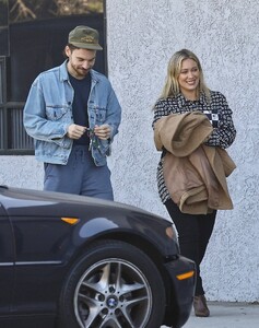 Hilary-Duff---With-Matthew-Koma-enjoy-a-lunch-outing-in-style-in-Studio-City-04.jpg