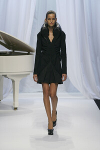 HusseinChalayan2006WomenRTW1.thumb.jpg.06605aa6ab0baa3fa2cf109c72b2f674.jpg