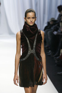HusseinChalayan2006WomenRTW104.thumb.jpg.1aac2e0c4ce9063b6c2ad11dac5b9292.jpg