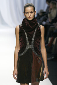 HusseinChalayan2006WomenRTW105.thumb.jpg.f02e45855057025120584905909093bd.jpg