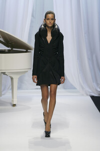 HusseinChalayan2006WomenRTW2.thumb.jpg.7873058cd361bef8f584fec16c0ff5bf.jpg