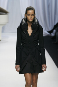 HusseinChalayan2006WomenRTW3.thumb.jpg.65a066ec7514e8cb13ed11a07bb4795c.jpg