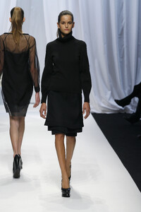 HusseinChalayan2006WomenRTW59.thumb.jpg.5f1249dd844d382e74d9ddb009fc841a.jpg
