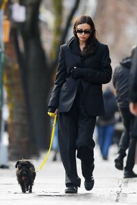 Irina-Shayk---Out-all-bundled-up-in-NYC-04.jpg