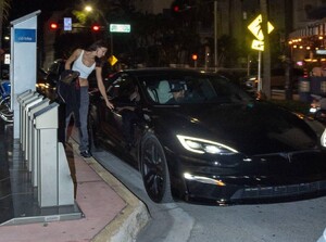 Irina-Shayk---With-Tom-Brady-seen-on-night-out-in-Miami-01.jpg