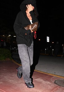 Irina-Shayk---With-Tom-Brady-seen-on-night-out-in-Miami-04.jpg