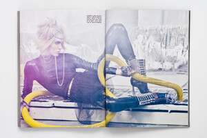 IselinSteiro_CraigMcDean_VogueItalia_StepIntoTheFuture_5.thumb.jpg.2a7e5c075abe17aaad54b0151151b26c.jpg