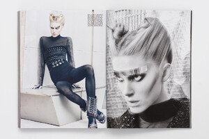 IselinSteiro_CraigMcDean_VogueItalia_StepIntoTheFuture_8.thumb.jpg.cfb2680804f3fba7512a3b001b41eec9.jpg