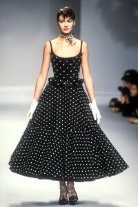 JeanLouisScherrer1996HauteCouture1.thumb.jpg.5ffc53f99cf9adfa3e7638b30ae644bf.jpg