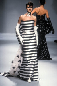 JeanLouisScherrer1996HauteCouture80.thumb.jpg.73aaf91877b342559b8a5d30858c8b68.jpg