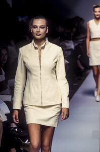 JilSander1995WomenRTW35.thumb.jpg.98381a4a0431a396743b20ea558ef01c.jpg