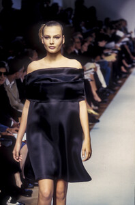 JilSander1995WomenRTW50.thumb.jpg.d85659f429e0dc83dddd27c6ef50fbe2.jpg