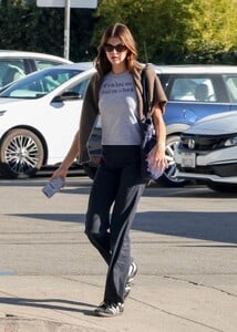 Kaia-Gerber---Goes-to-lunch-with-a-friend-in-Los-Feliz-01.jpg